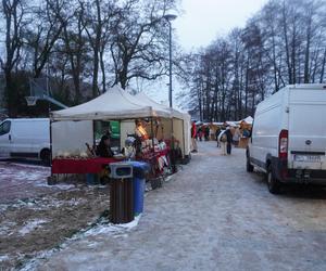 Ruszył jarmark bożonarodzeniowy nad jeziorem Ukiel w Olsztynie. Zobacz, jak wygląda! [ZDJĘCIA]