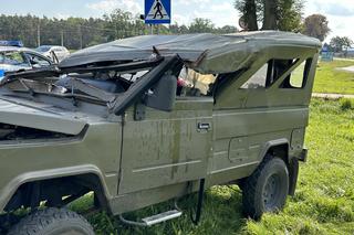Wojskowe auto wylądowało na dachu. Ranny 34-latek