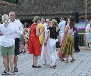 Sielanka na parkiecie w Muzeum Wsi Lubelskiej pod gołym niebem! Za nami kolejna potańcówka w rytmie miejskiego folkloru z Warszawy i Lwowa