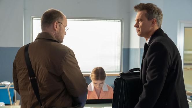 Na dobre i na złe odc. 740. Ruud van der Graaf (Redbad Klynstra-Komarnicki), Falkowicz (Michał Żebrowski)