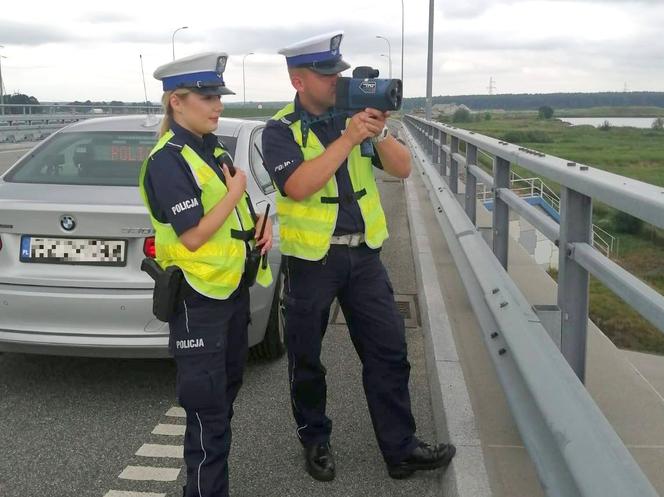 Wiadukt i suszarka! Tak policjanci kontrolują odległość między pojazdami