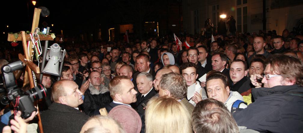Kaczyński w obronie krzyża przed Pałacem Prezydenckim