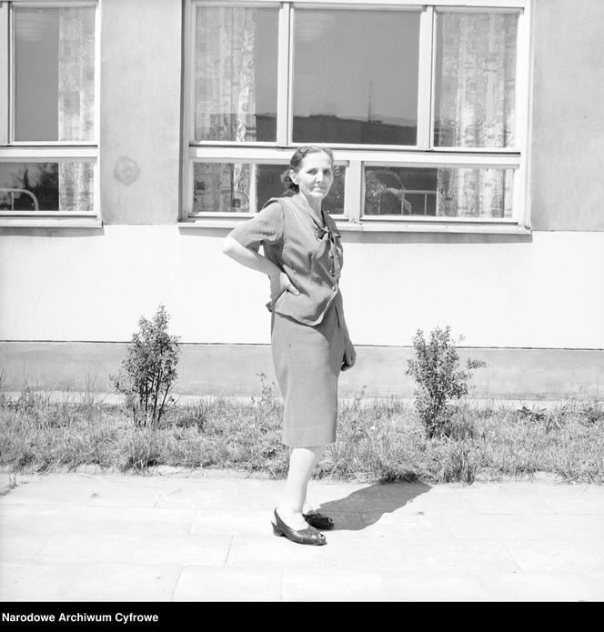 Kobieta po maturze w I Liceum Medycznym przy ul. Ciołka 27 w Warszawie, 1967 rok