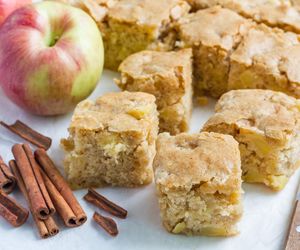 Nie ma na twarzy, to będzie na talerzu. Uśmiech teściowej, czyli ciasto z niespodzianką