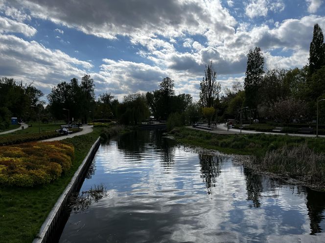   Ełk. Tłumy turystow odwiedzają to miasto. Jest największym na Mazurach