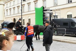 Co się dzieje na Krakowskim Przedmieściu w Warszawie? Rosyjskie napisy na ulicach
