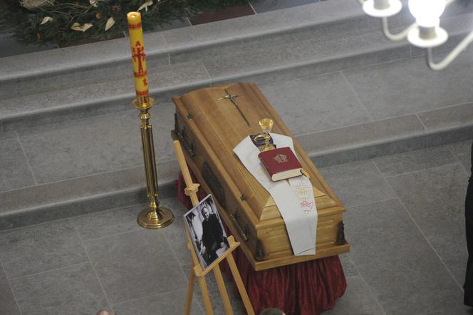 Pogrzeb ks. Wojciecha Wójtowicza. Chciał uratować sarenkę, zginął w wypadku [ZDJĘCIA, WIDEO]