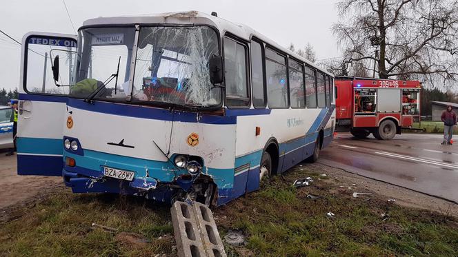 Tołcze. Autobus zderzył się z osobówką. Trzy osoby zabrane do szpitala