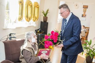 Setne urodziny niezłomnych bydgoszczanek! Pani Leokadia i pani Janina uhonorowane za swoje zasługi