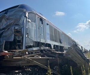 Tragedia na torach. Bus zderzył się z pociągiem. Kierowca nie żyje