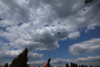 Trumna zjechała w dół, baloniki wzbiły się do nieba. Pogrzeb Kamilka z Częstochowy