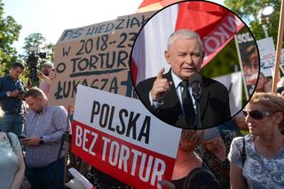 Grupa protestujących przyszła pod Sejm. Wśród nich Jarosław Kaczyński