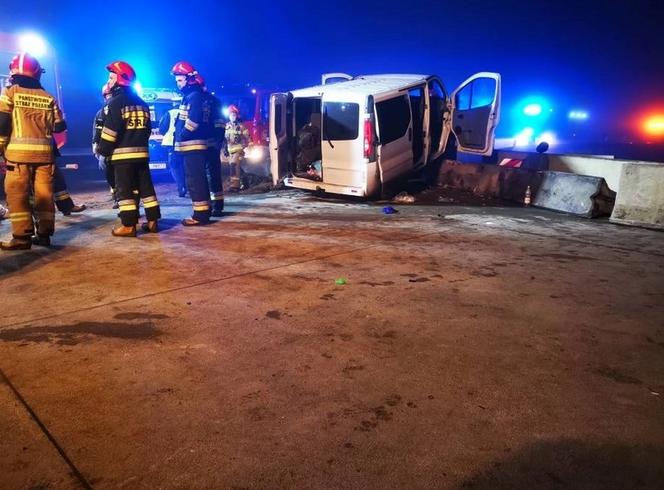 Kamieńsk: WYPADEK na "Gierkówce"! Bus UDERZYŁ w betonowe bariery, 5 osób RANNYCH! [FOTO]