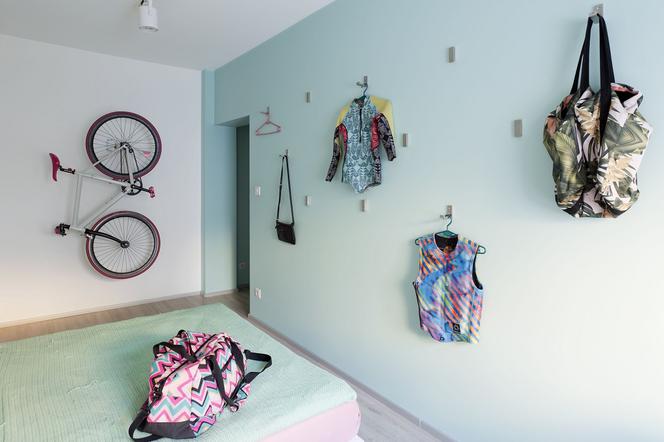 Sypialnia w kolorze miętowym: eko wnętrze w sportowym stylu