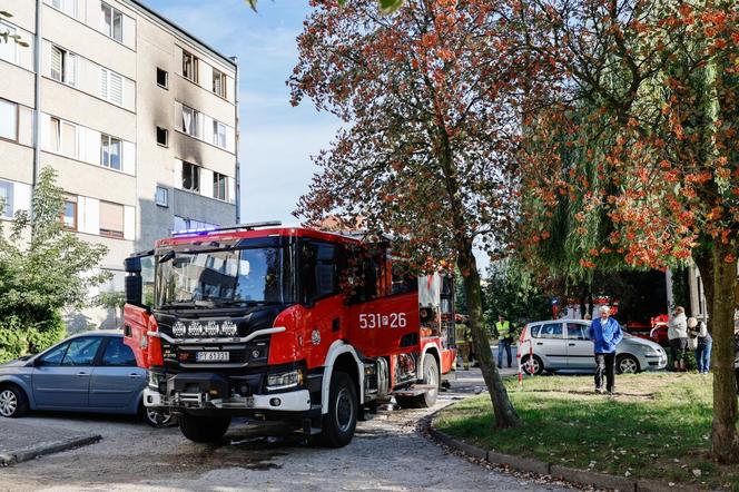 Pożar w bloku w Ostrowie Wielkopolskim. Nie żyje jedna osoba, 10 jest rannych