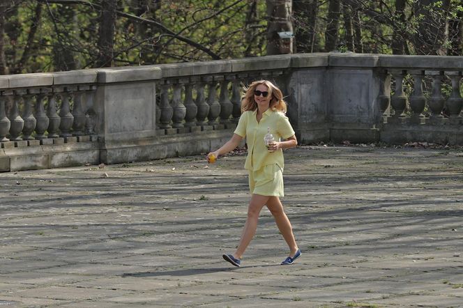 Małgorzata Socha przebiera się w parku