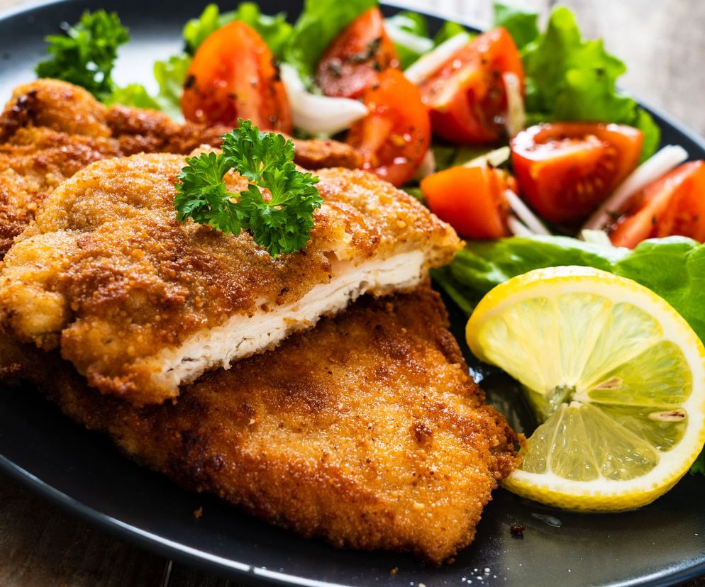 Tak zrobisz miękkie i soczyste kotlety schabowe. Wystarczy marynata z 2 składników