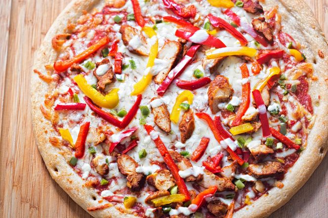 Kolorowa pizza to idealny pomysł na obiad. Dostarczy kopa w chłodny dzień