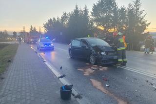 Tuchów. Zderzenie trzech samochodów osobowych na drodze wojewódzkiej