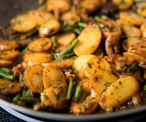 Duszone ziemniaki z pieczarkami - bezmięsny obiad za grosze