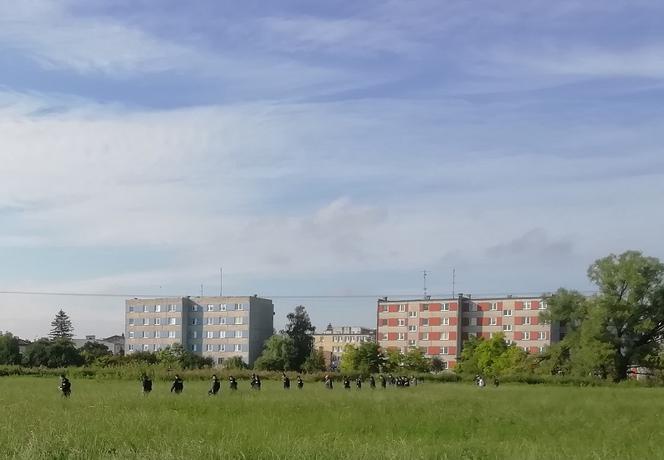 Łódzkie: Poszukiwano go prze kilka dni, ale ON JUŻ NIE ŻYŁ. Policja zatrzymała jego kolegę. Co się stało w Żychlinie?