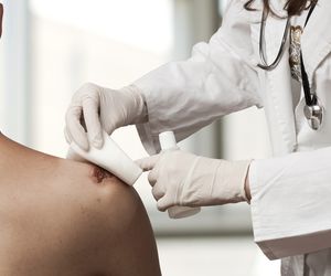 Opatrunek okluzyjny – czym jest i kiedy go stosować?