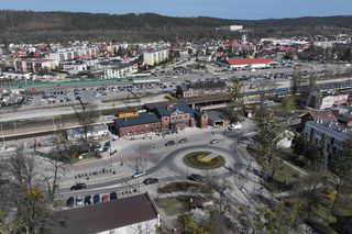 Jedziesz pociągiem na wakacje na morze? Możesz nie dojechać - stary dworzec w Wejherowie po remoncie przyciąga czerwienią klinkieru i pałacową architekturą