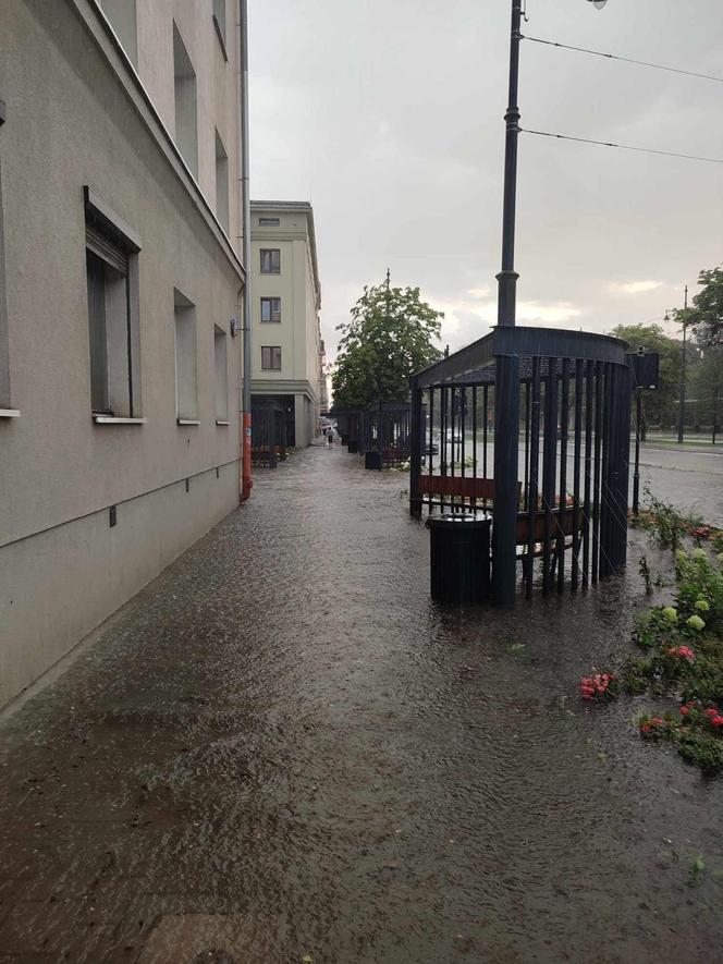  Łódź zalana po ulewie. Ulicami popłynęły strumienie wody [ZDJĘCIA]