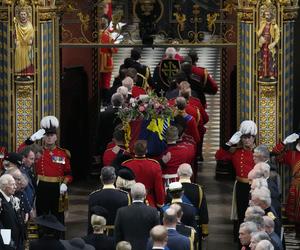 Trumna z Królową przybyła do Westminsteru