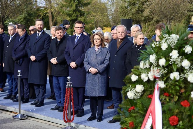 Joanna Racewicz ociera łzy przy grobie męża, pocieszyła ją Barbara Nowacka