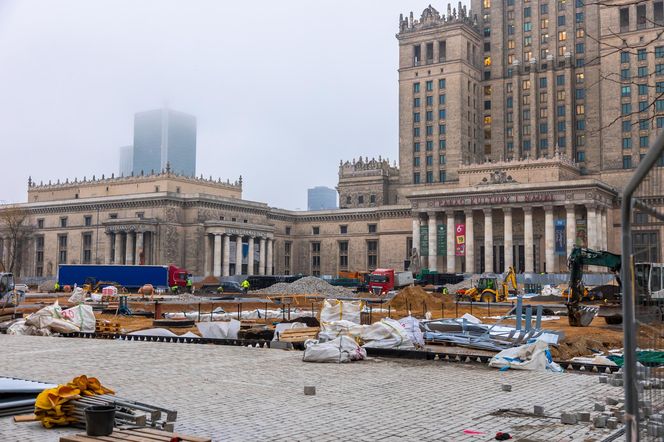 Trwa przebudowa części dawnego Placu Defilad w plac Centralny