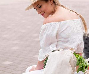 Wiosną i latem nosimy romantyczne bluzki boho. Z czym je łączyć? 