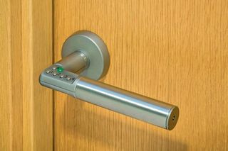 Smart zamki do drzwi: porównanie RFID, klawiatur kodowych i biometrii