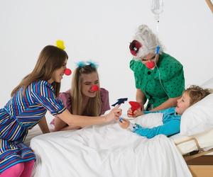 Fundacja Dr Clown prowadzi terapię śmiechem