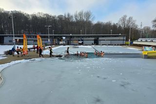 Morsy w Jastrzębia-Zdroju w akcji. Kąpielisko skute lodem to dla nich żaden problem. Zobacz ZDJĘCIA