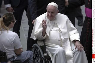 Papież Franciszek spędził noc w szpitalu. Tysiące wiernych modliło się o jego zdrowie. Jaki jest stan jego zdrowia?