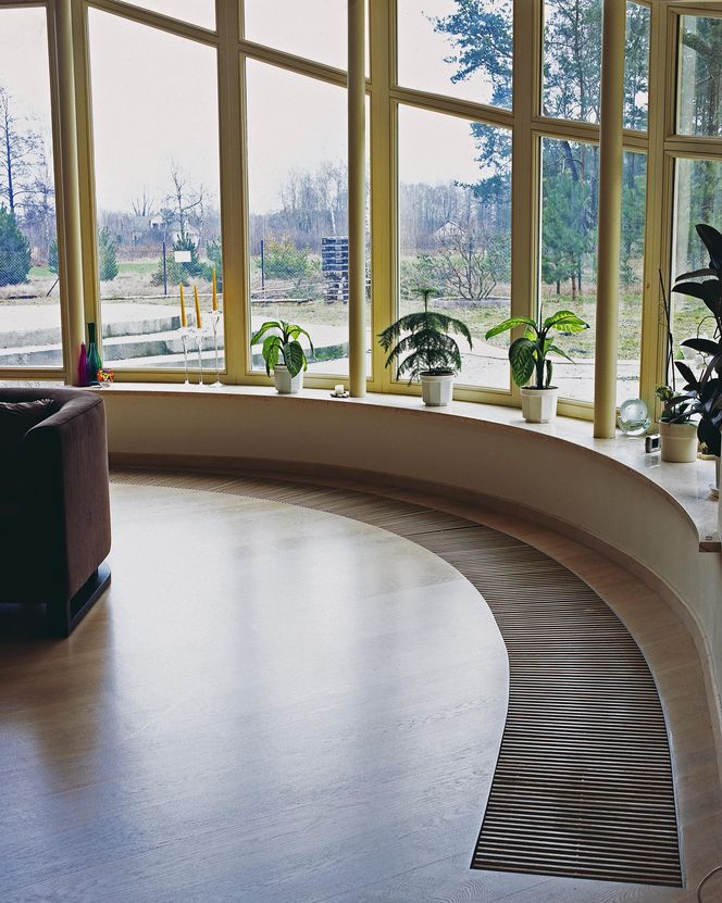 Grzejniki kanałowe - idealne rozwiązanie do jasnych przestronnych wnętrz z dużymi przeszkleniami