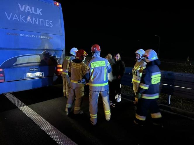 Autokar staranował barierki i spoczął w rowie. 65 pasażerów utknęło na autostradzie A4