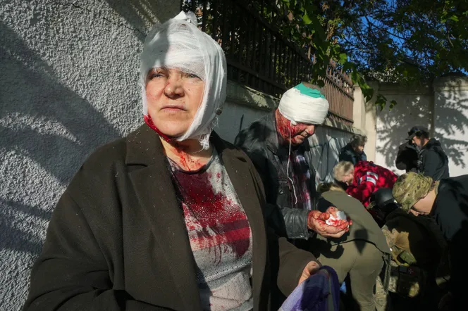 Trzy potężne eksplozje w Kijowie! Spadają rakiety, są ofiary. WIDEO