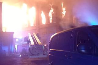  Gigantyczny pożar hali produkcyjnej zakładu w Radomiu. W akcji brało udział 16 zastępów straży pożarnej