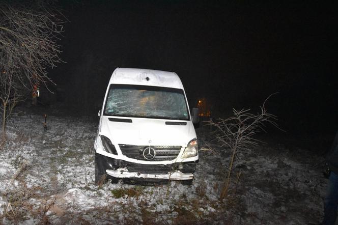 Jechał JAK WARIAT przez Śląsk i Małopolskę. STARANOWAŁ KILKANAŚCIE aut, chciał przejechać policjanta. PADŁY STRZAŁY