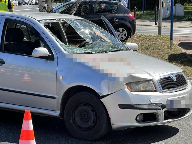 Koszmarny wypadek w Śródmieściu. Dwie osoby ranne, droga zablokowana