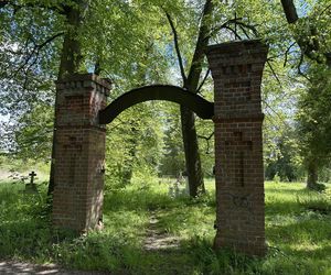 Ta malutka wieś powstała w XIV wieku. Skrywa ruiny gotyckiej świątyni