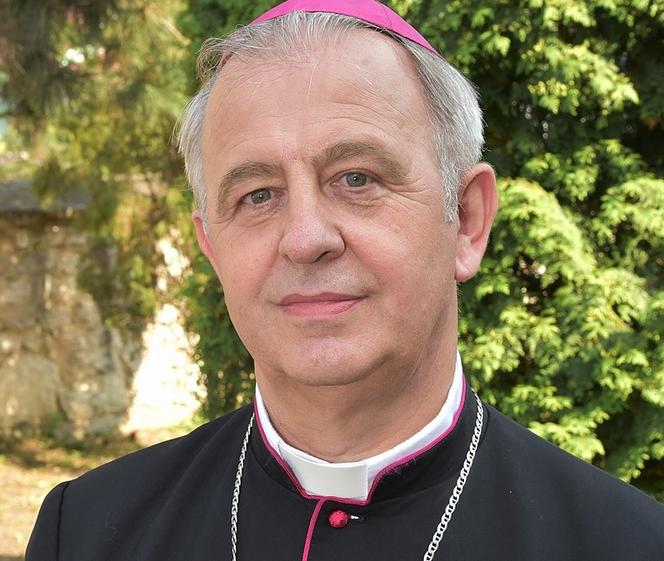 Kielecki biskup o koronawirusie. Kościoły niech będą OTWARTE od rana do wieczora i w nocy