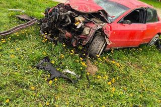 Kierowca przeleciał przez ogrodzenie