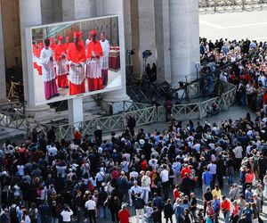 Pilne: Rozpoczęło się głosowanie na nowego papieża. Tłumy na placu św. Piotra