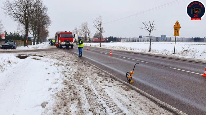 Huknął oplem w przepust wodny i ogrodzenie posesji. Pasażer nie żyje, kierowca w szpitalu