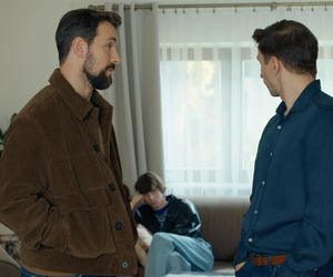 Barwy szczęścia, odcinek 3179: Tomasz (Jakub Sokołowski), Kodur (Oskar Stoczyński), Wiktor (Grzegorz Kestranek)