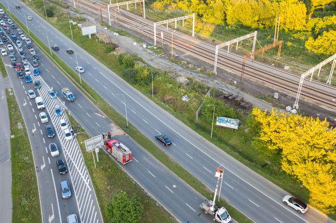 Makabryczny wypadek w Krakowie. Motocyklista przeleciał nad jezdnią, mężczyzna nie żyje