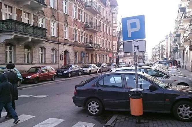Na Łazarzu już brakuje miejsc parkingowych.